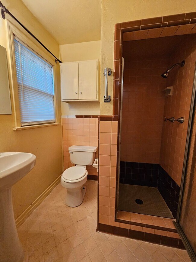 Building Photo - (4) Bed, (3) Bath with (2) Living Areas Av...