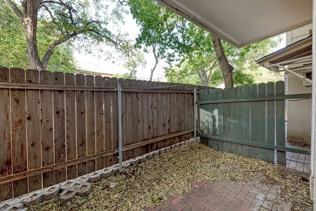 Building Photo - 2 month lease cute 1-1 blocks from campus and 1 block from UT shuttle