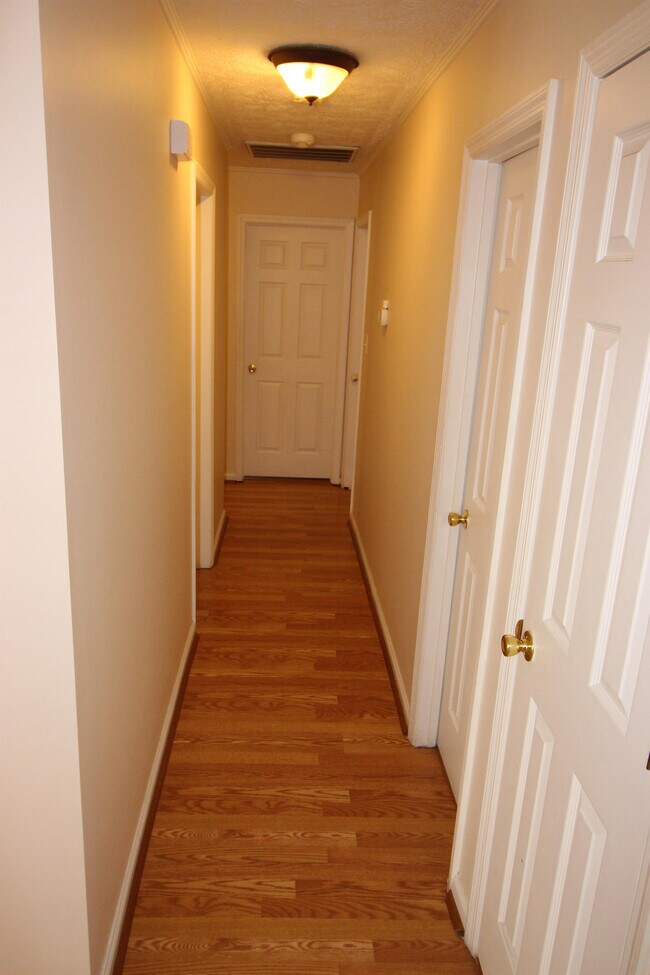 Building Photo - 7138 Summerlin Dr