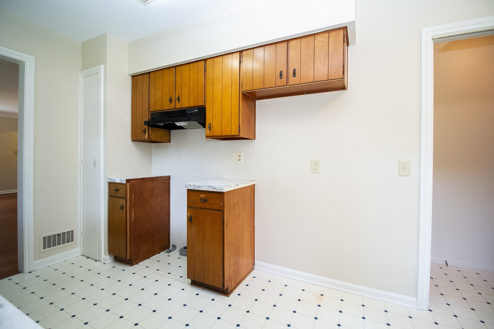 Building Photo - 2424 Lambert Dr