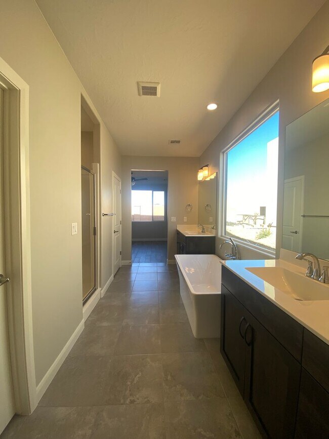 Building Photo - Beautiful home in the Ledges