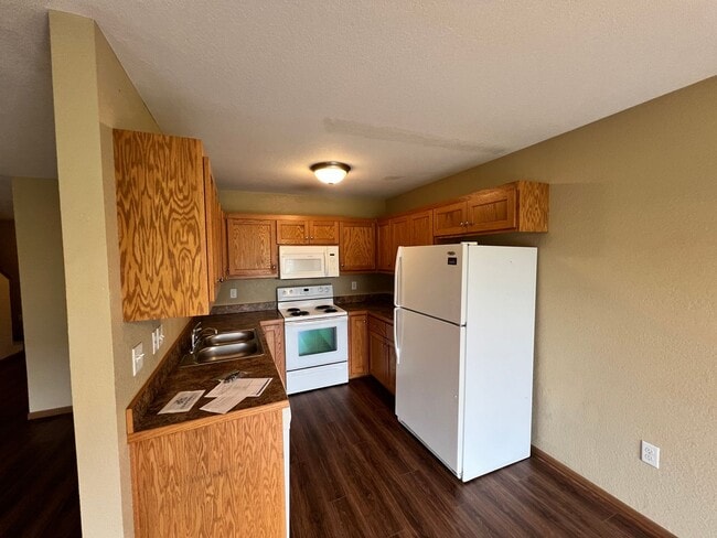 Building Photo - Welcome Home – Beautiful 4 Bed / 2.5 Bath ...