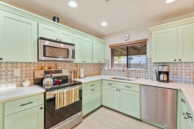 Building Photo - 8543 E Jackrabbit Rd