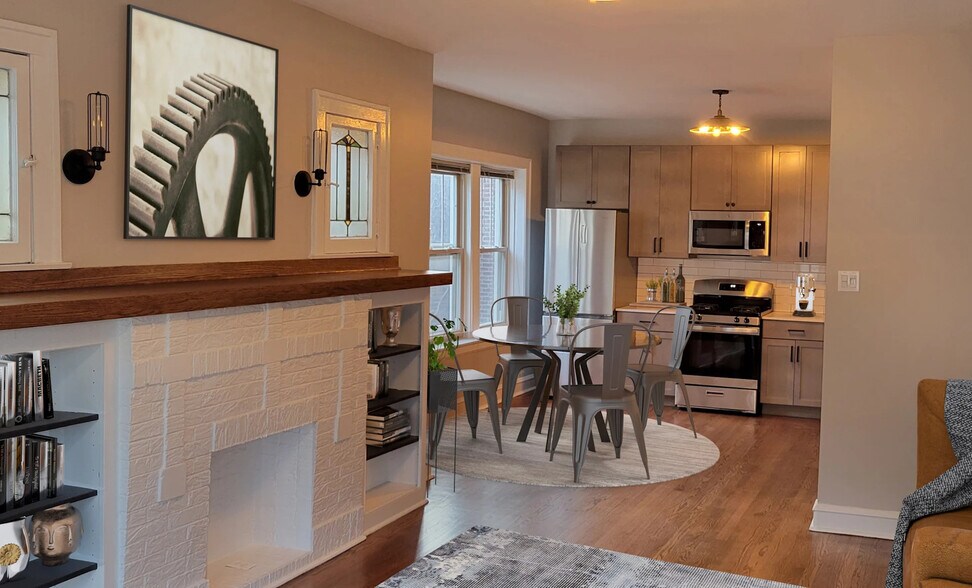 Building Photo - 2226 N Kenmore Ave