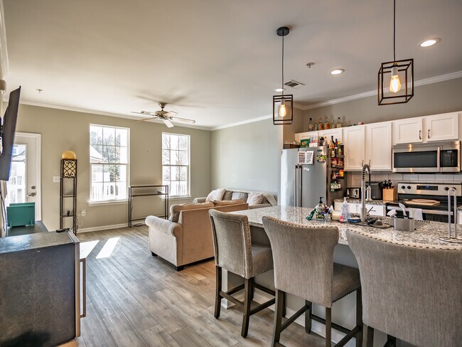 Building Photo - Rowandale