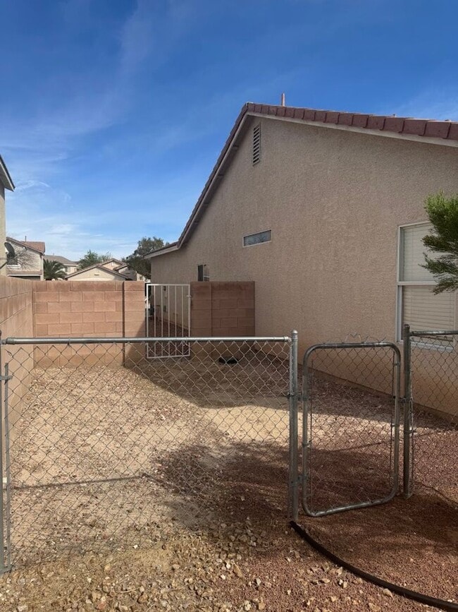 Building Photo - 6005 Highland Gardens Dr