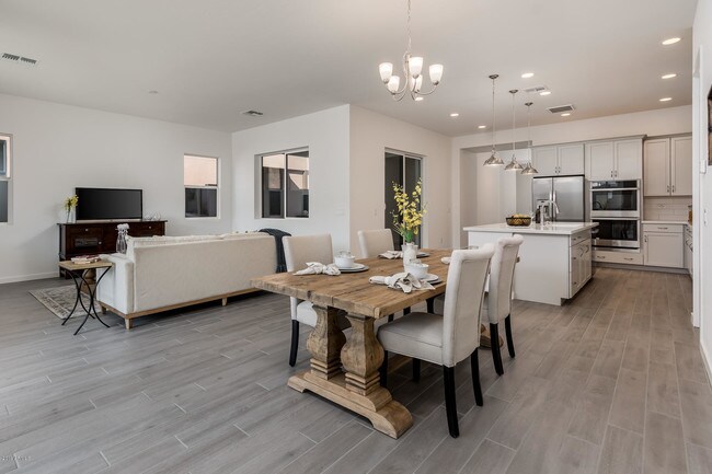 Building Photo - 927 E Paseo Way