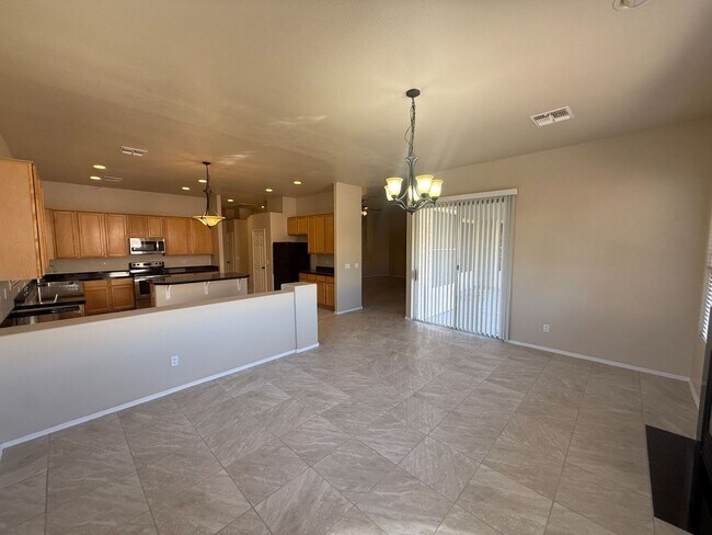 Building Photo - 3260 E Isabella Ave