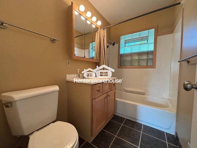 Building Photo - Clean, Quiet, and Updated – 3BR Bloomingto...