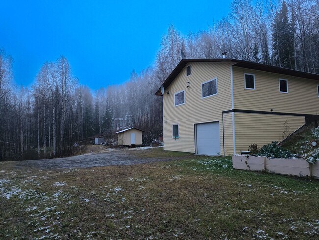 Building Photo - 3BR/3BA Home on 1.9 Acres – Garage & Pet F...