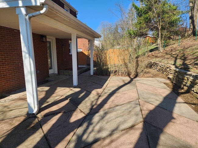 Building Photo - 5679 Valleyview Dr