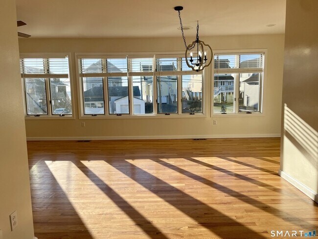 Building Photo - 283 Cosey Beach Ave