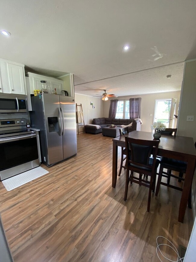 Building Photo - FOR RENT - Love the country?  Love to hunt?  If so, this one is for you!