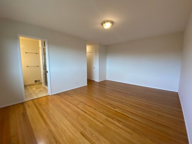 Building Photo - 845 Viewridge Dr