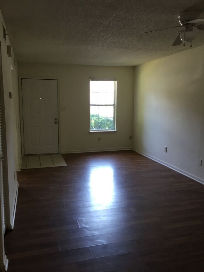 Building Photo - Adorable single-level townhouse