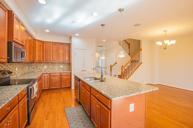 Building Photo - Stunning 3 BR/2.5 BA Townhome in Greenbelt!