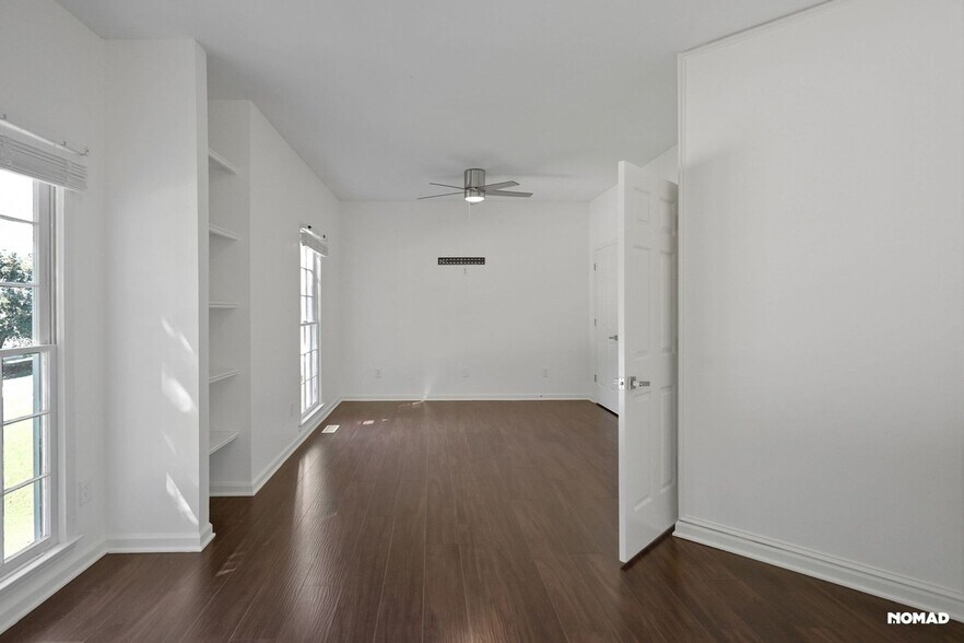 Building Photo - 875 Secret Cove Dr NE