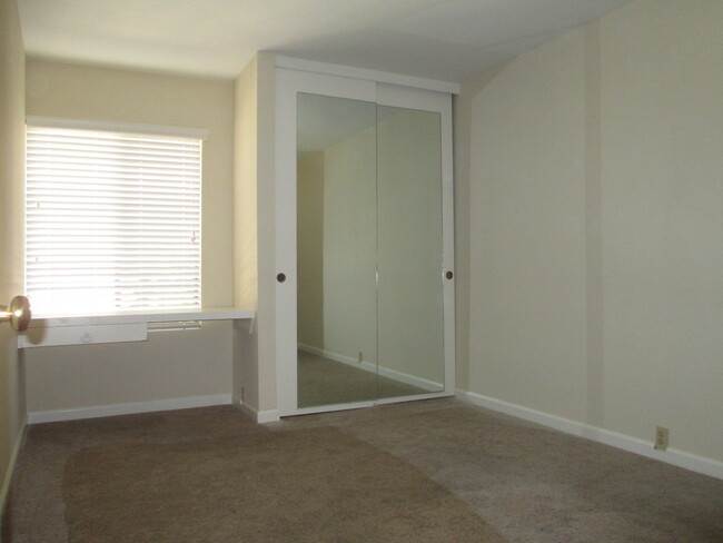 Building Photo - 3BR/1.5BA Townhome in Playmor La Jolla Com...