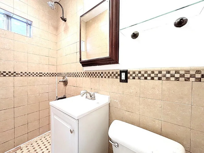 Building Photo - 727 E 81st St