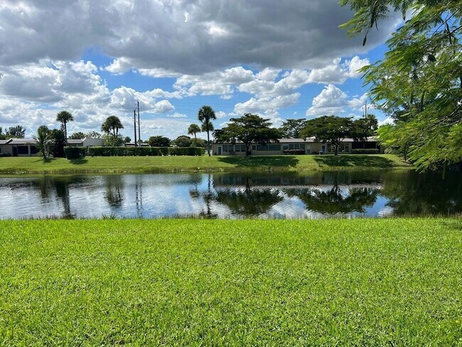 Building Photo - 197 Lake Meryl Dr