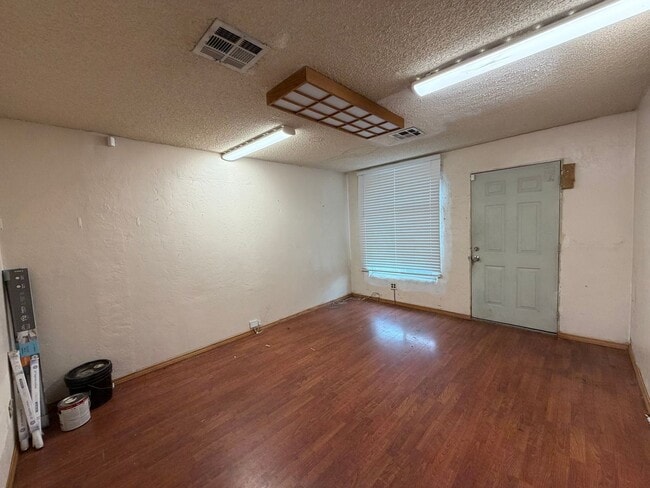 Building Photo - 3BEDROOM 1 BATHROOM COMMERCIAL PROPERTY