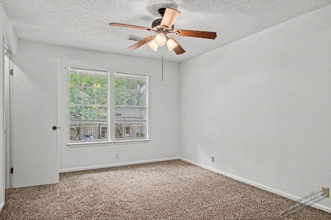 Building Photo - Two level Townhome in DeSoto Courts