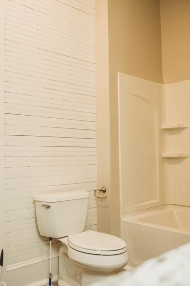 Bathroom - 529 E Washington St