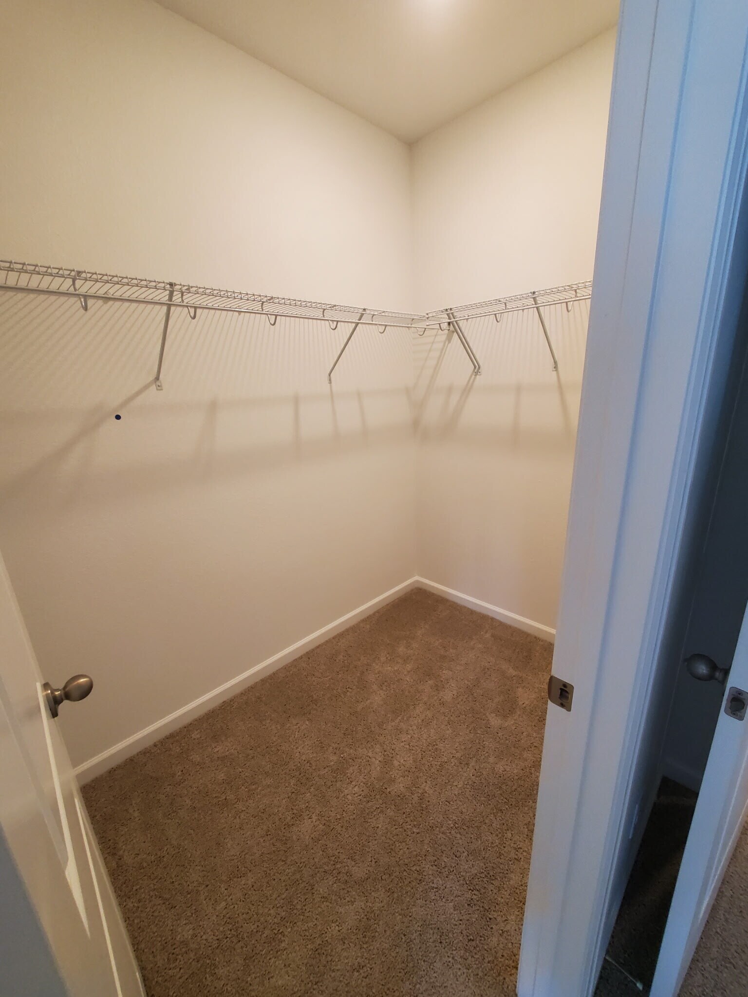 Walk-in closet main suite - 2435 Vanhoutte Vw