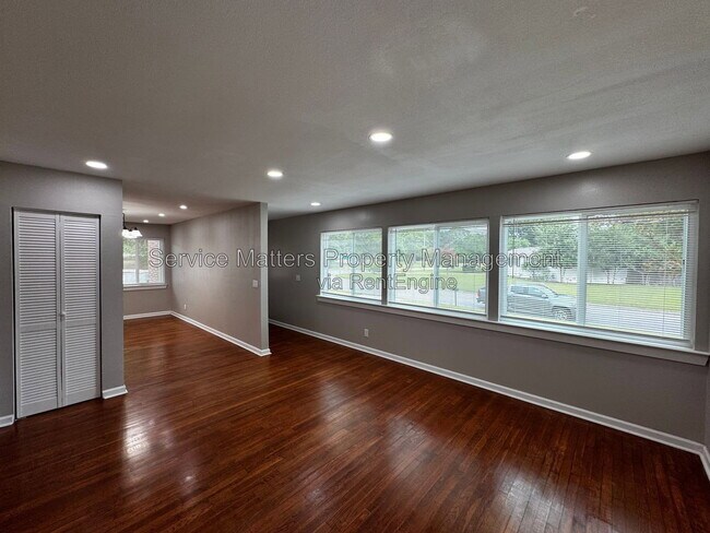 Building Photo - 707 Woodmere Dr