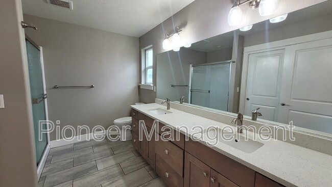Building Photo - 601 SE Rose Ridge Dr