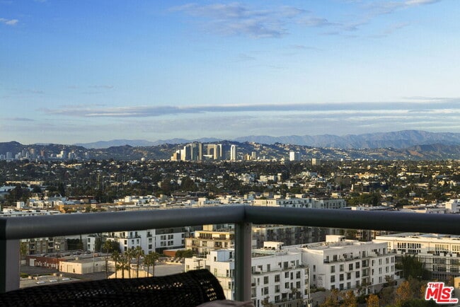 Building Photo - 13650 Marina Pointe Dr