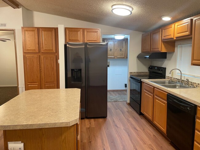 Building Photo - Lakefront Living In McConihe Flats!!