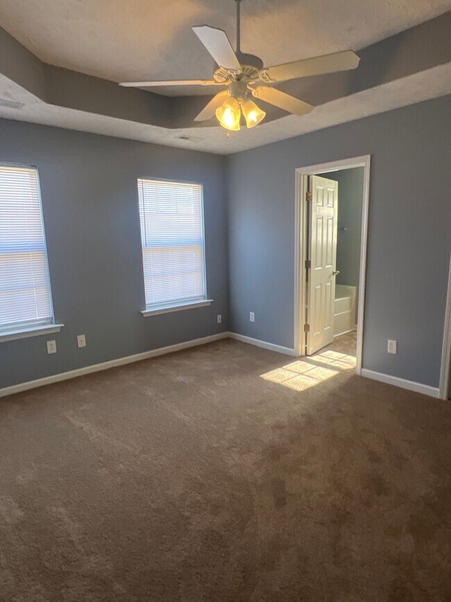 Building Photo - Great location! Close to Everything!