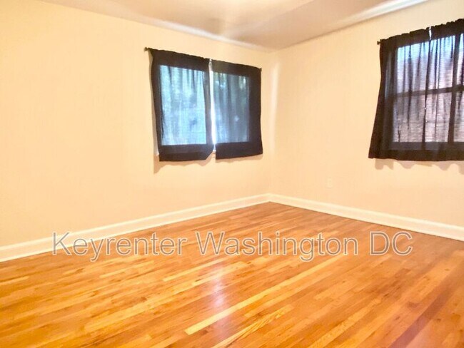 Building Photo - 4615 Central Ave NE