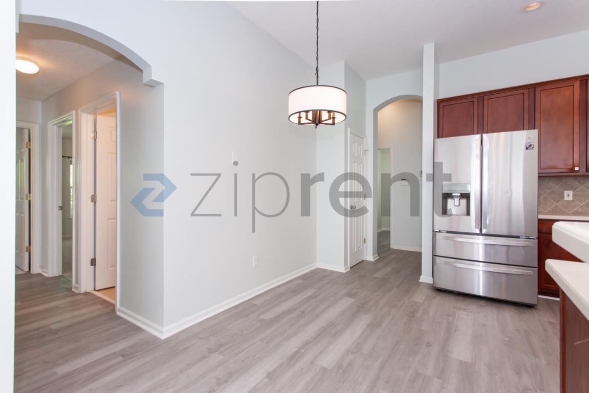 Building Photo - 168 Oak Common Ave