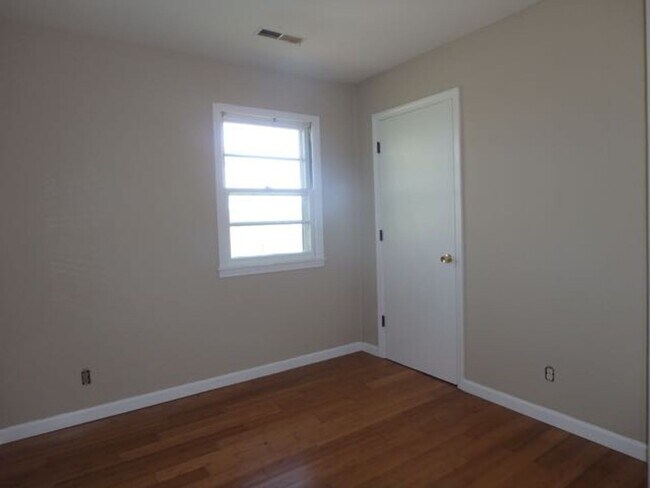 Building Photo - Nice 3 Bedroom Country House!