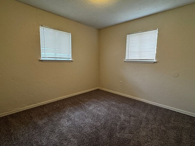 Building Photo - 1408 NW Ozmun- AVAILABLE NOW!