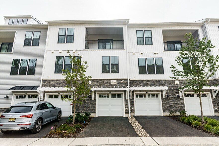 Back Garage View 2 - 7104 Donatello Dr