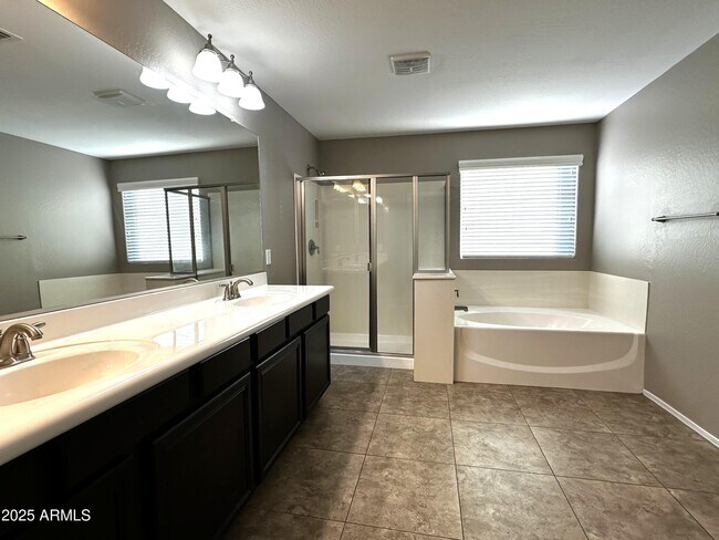 Building Photo - 11053 E Roselle Ave