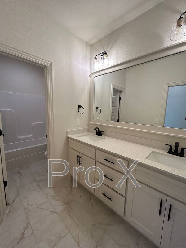 Building Photo - 2004 Charles St