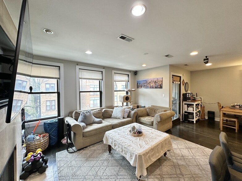 Building Photo - 907 N Damen Ave