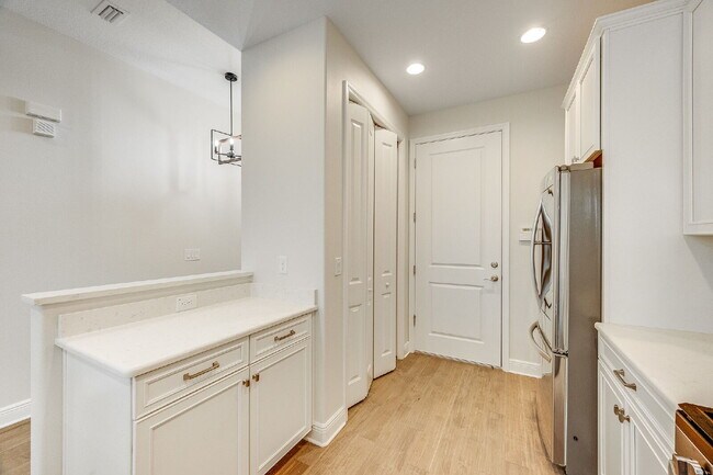 Building Photo - Loren Cove Villa