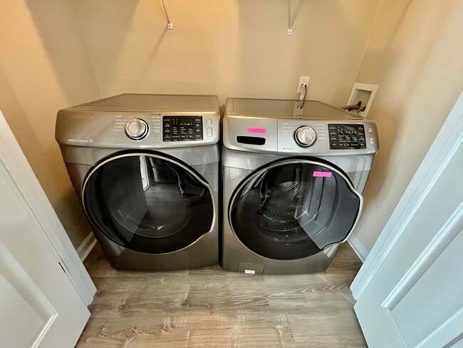 Building Photo - UPDATED Townhome in The GABLES!