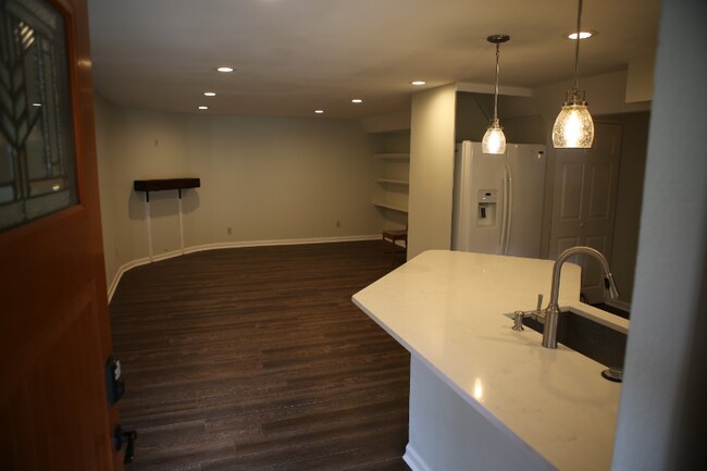 Building Photo - 611 Somerset Dr