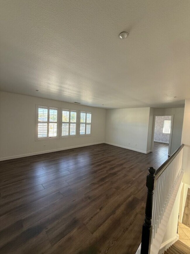 Building Photo - Very Nice 4 bedroom, 3 full bath home in much desired Lakeside neighborhood.