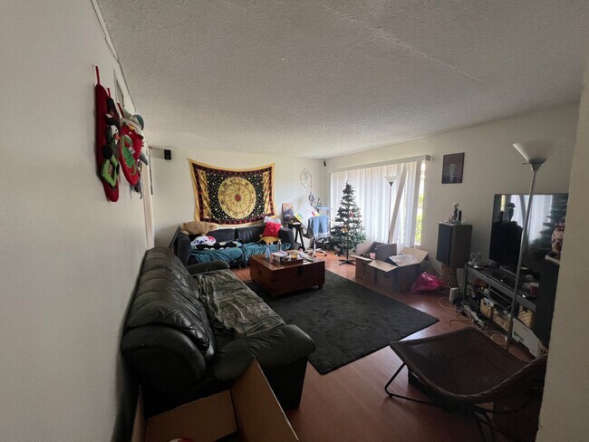 Building Photo - Rarely Available Private 5 Bed 3 Bath House w/ 2 Masters