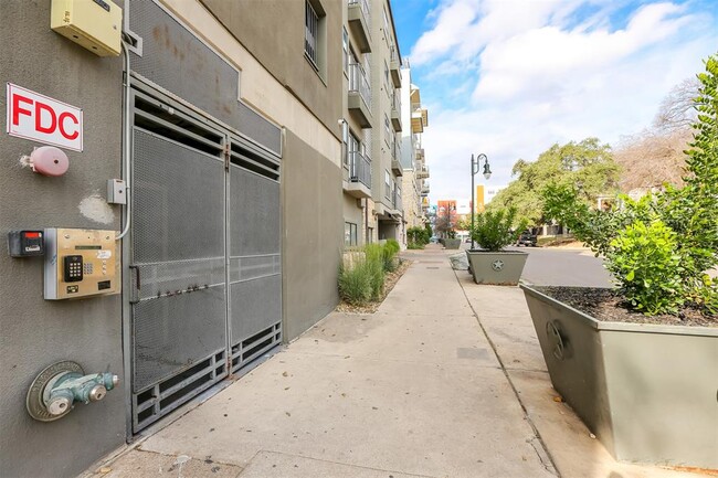 Building Photo - 2502 Leon St