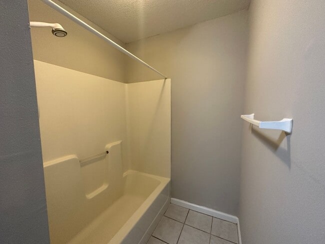 Building Photo - 2 Bedroom 2 bath unit for rent ~ water, sewer, trash, pest control and lawn care included!