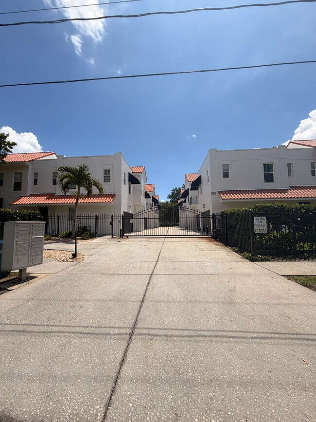 Building Photo - "Spacious 3-Bed Townhouse Retreat in Tampa's Heart - Modern Comforts Await!"