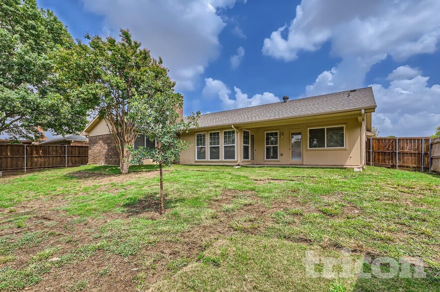 Building Photo - 2113 Tampico Dr